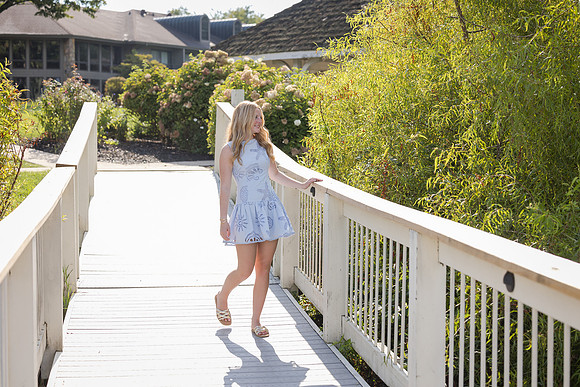 Senior photos in front of a barn in north georgia, Hiawassee