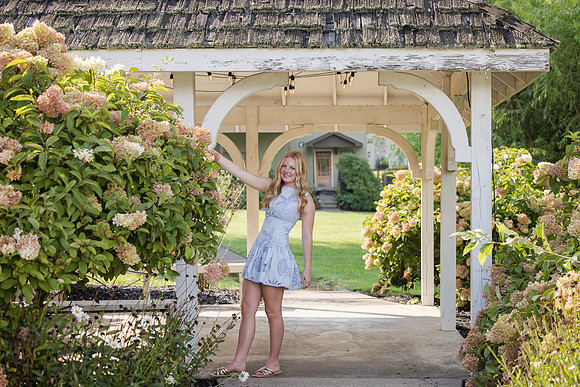 Senior photos in front of a barn in north georgia, Hiawassee