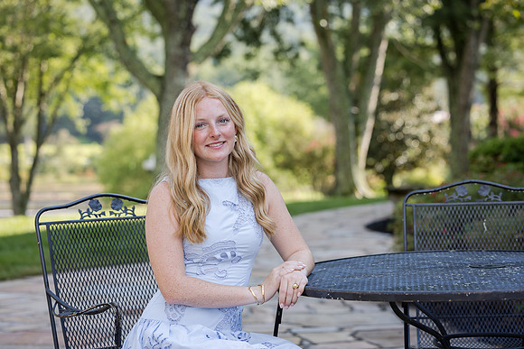 Senior photos in front of a barn in north georgia, Hiawassee