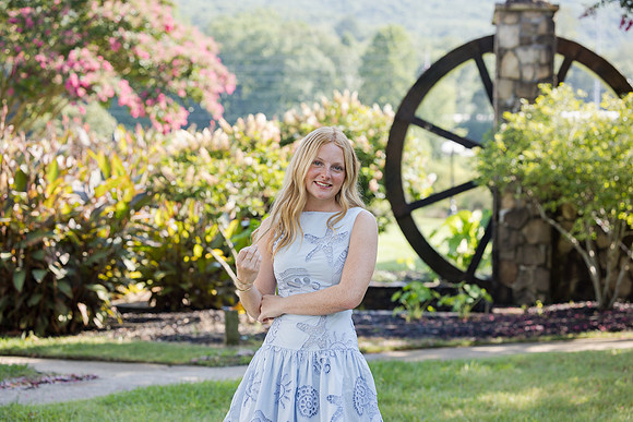 Senior photos in front of a barn in north georgia, Hiawassee