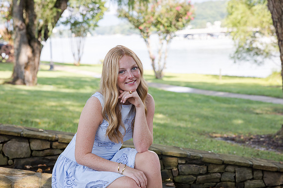 Senior photos in front of a barn in north georgia, Hiawassee