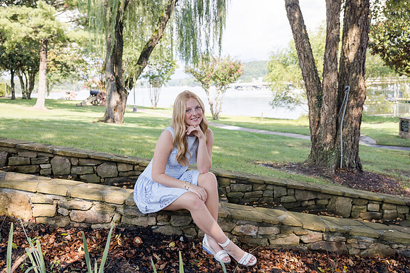 Senior photos in front of a barn in north georgia, Hiawassee