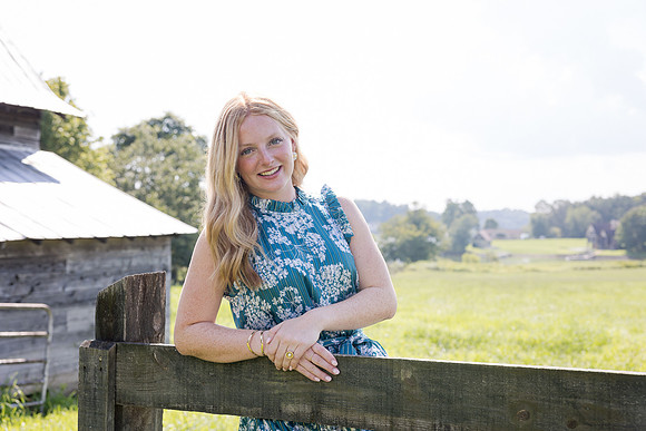 Senior photos in front of a barn in north georgia, Hiawassee