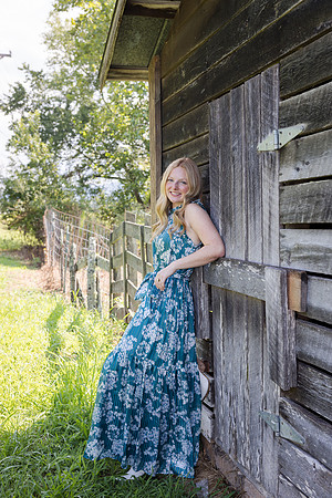 Senior photos in front of a barn in north georgia, Hiawassee